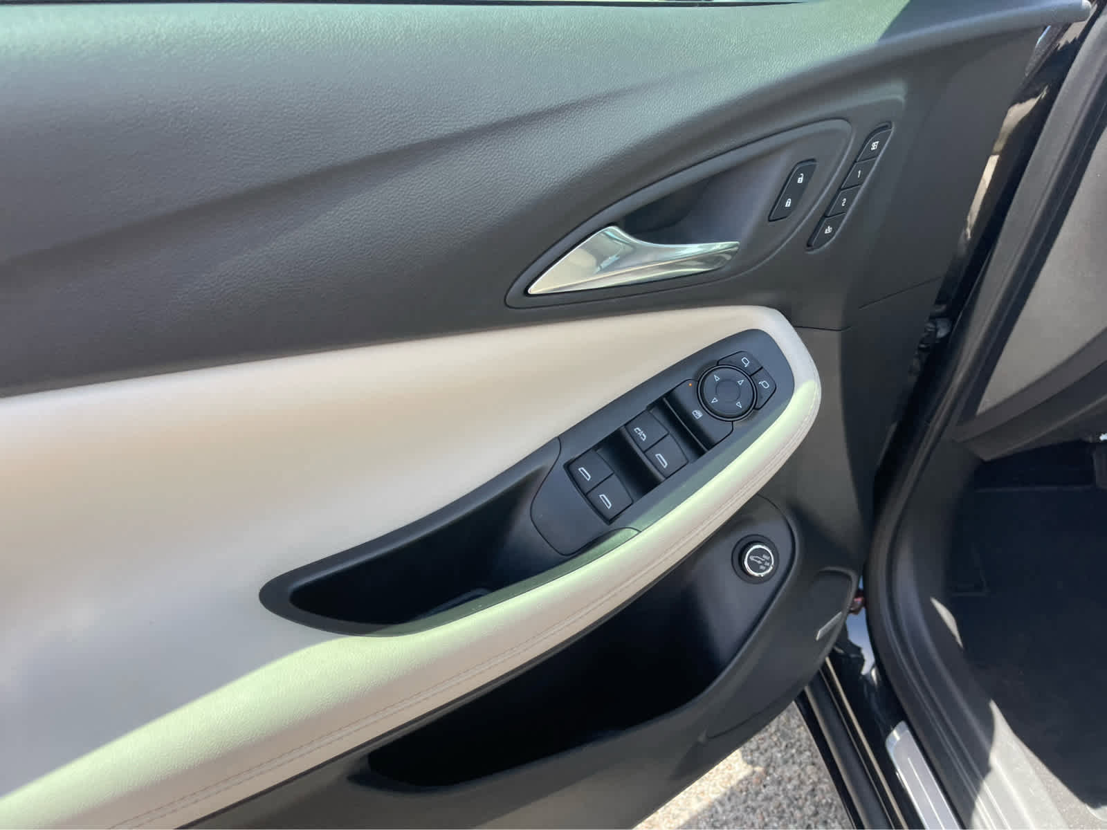 Used 2025 Buick Encore GX Avenir w/ Avenir Technology Package FWD image 12