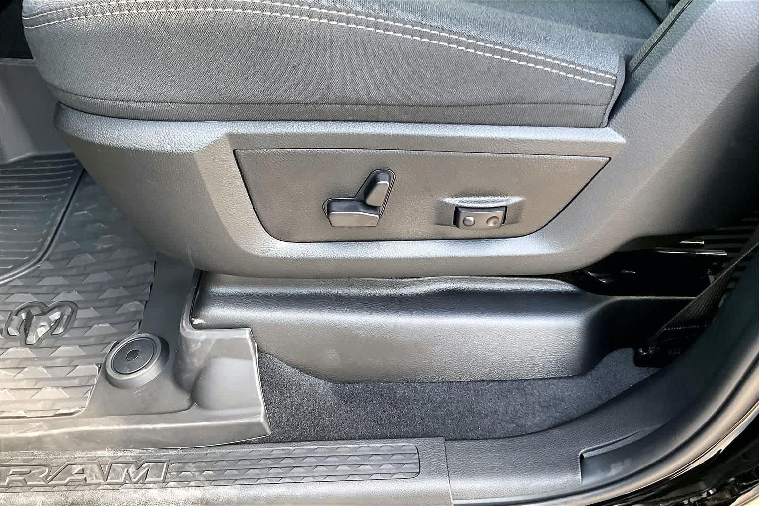 New 2027 RAM 3500 Big Horn AWD/4WD image 17