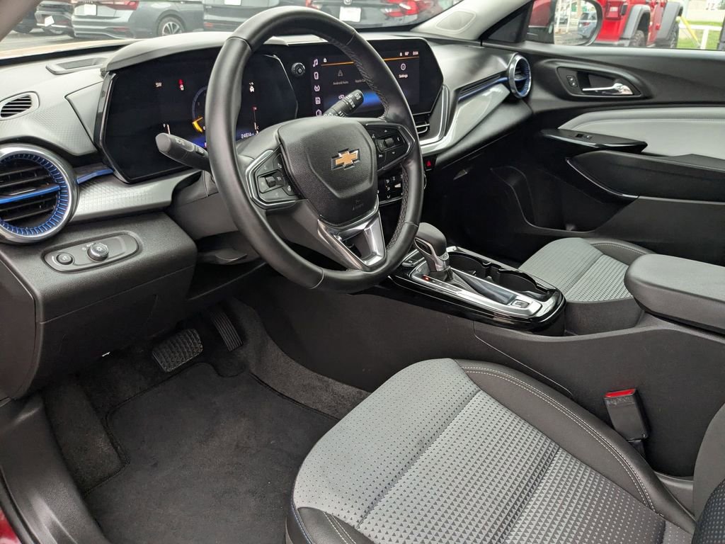 Used 2025 Chevrolet Trax LT w/ LT Convenience Package FWD image 13