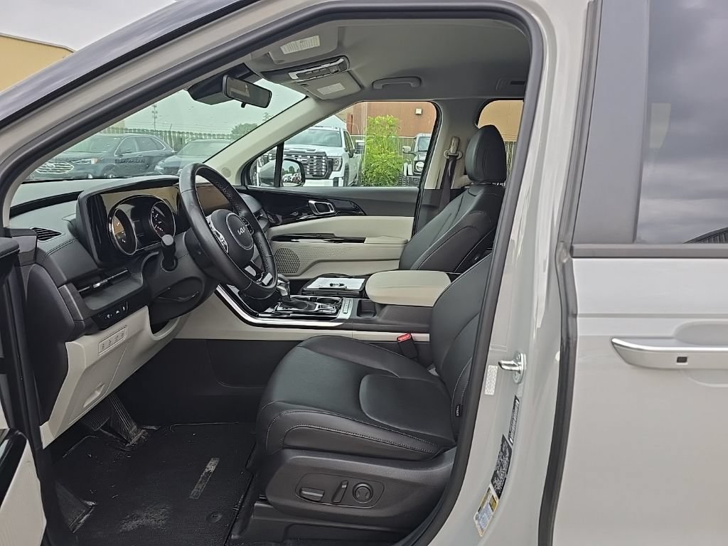 Used 2023 Kia Carnival EX FWD image 12