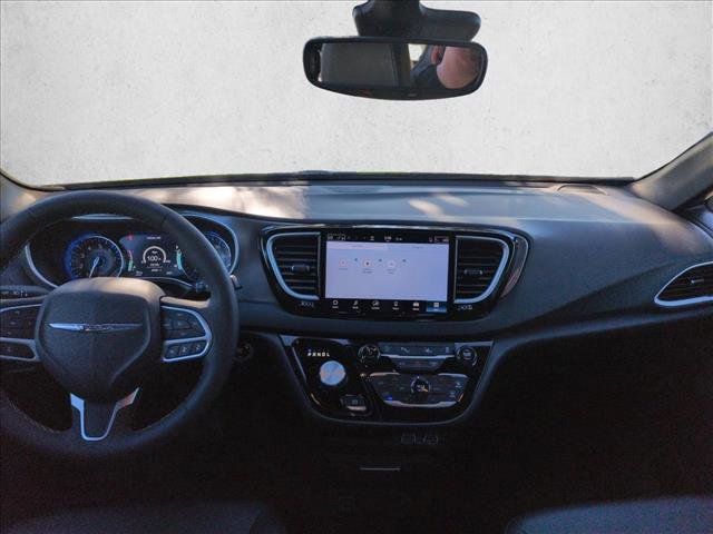 Used 2025 Chrysler Pacifica Select image 16