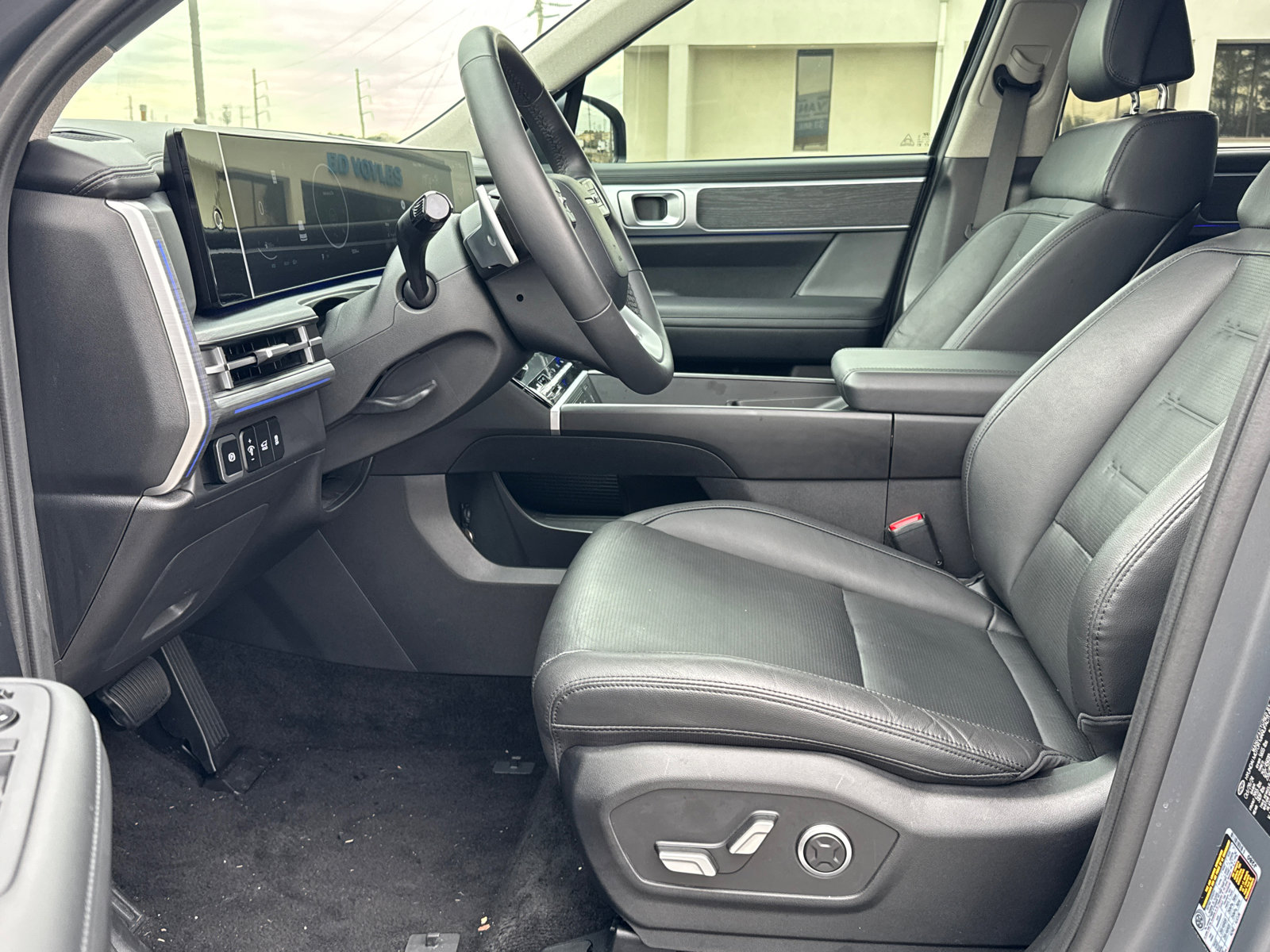 Used 2025 Hyundai Santa Fe Limited image 9