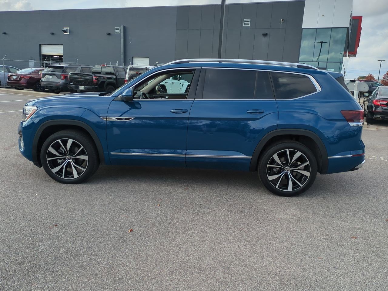 Used 2025 Volkswagen Atlas SEL Premium R-Line image 7