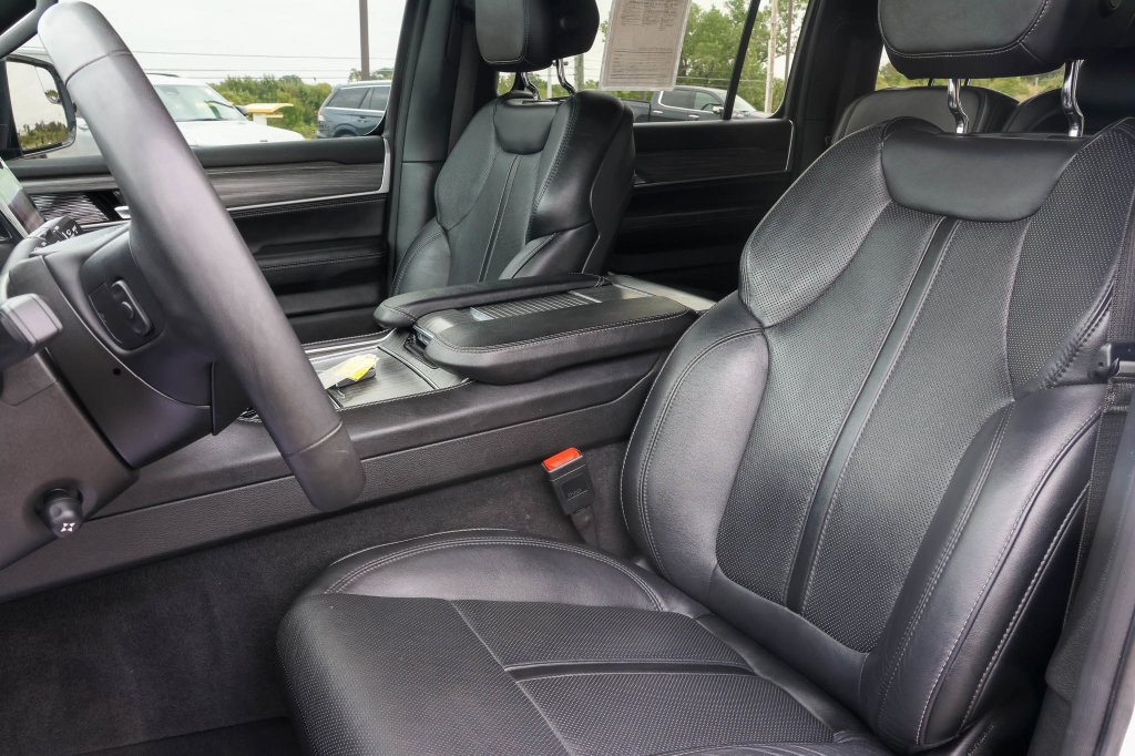 Used 2024 Jeep Wagoneer Series II w/ Flexible Seating Group RWD image 12