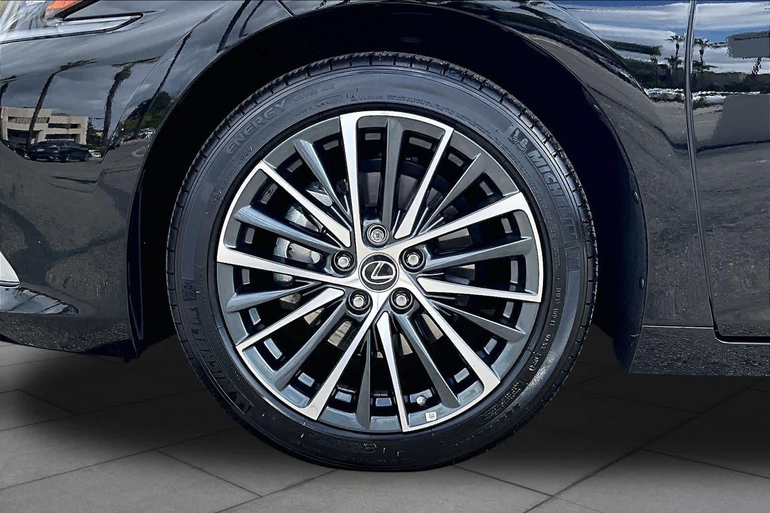 Used 2025 Lexus ES 300h w/ Premium Package FWD image 10