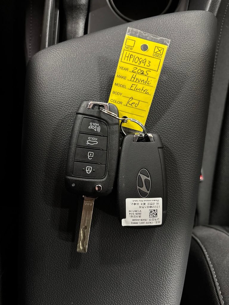 Certified 2025 Hyundai Elantra SE FWD image 30