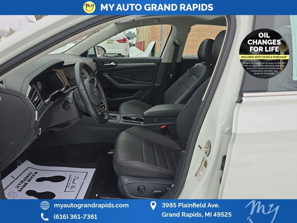 Used 2024 Volkswagen Jetta SE image 9