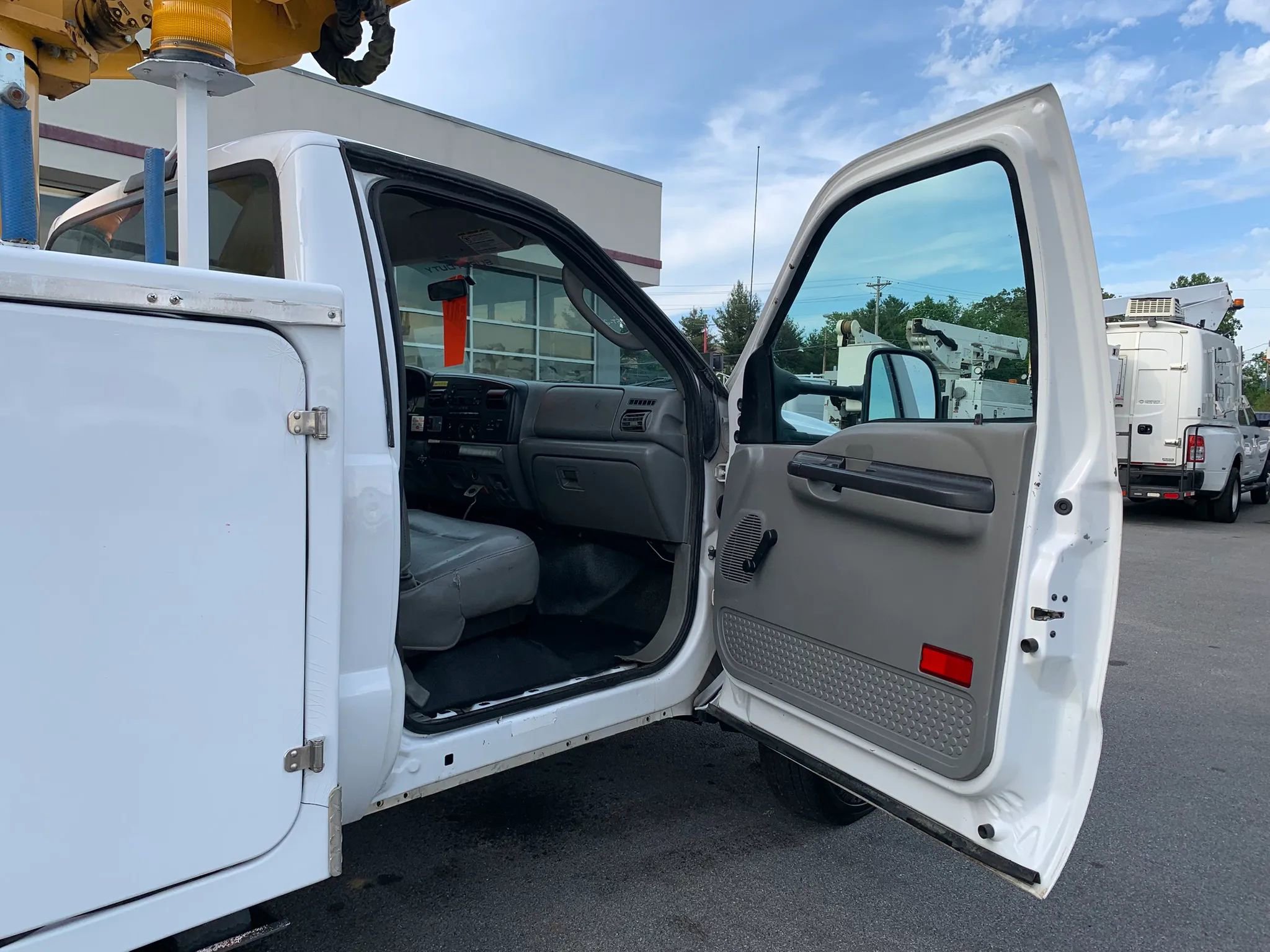 Used 2006 Ford F550 2WD Regular Cab Super Duty image 18