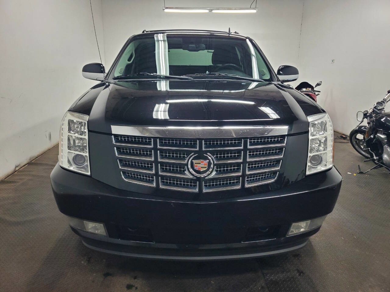 Used 2013 Cadillac Escalade EXT Luxury AWD/4WD image 2
