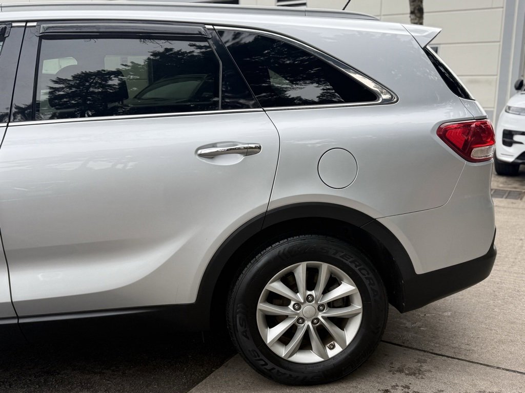 Used 2017 Kia Sorento LX image 7