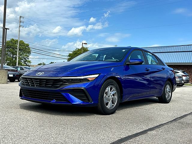 Certified 2025 Hyundai Elantra SE w/ Cargo Package FWD image 2