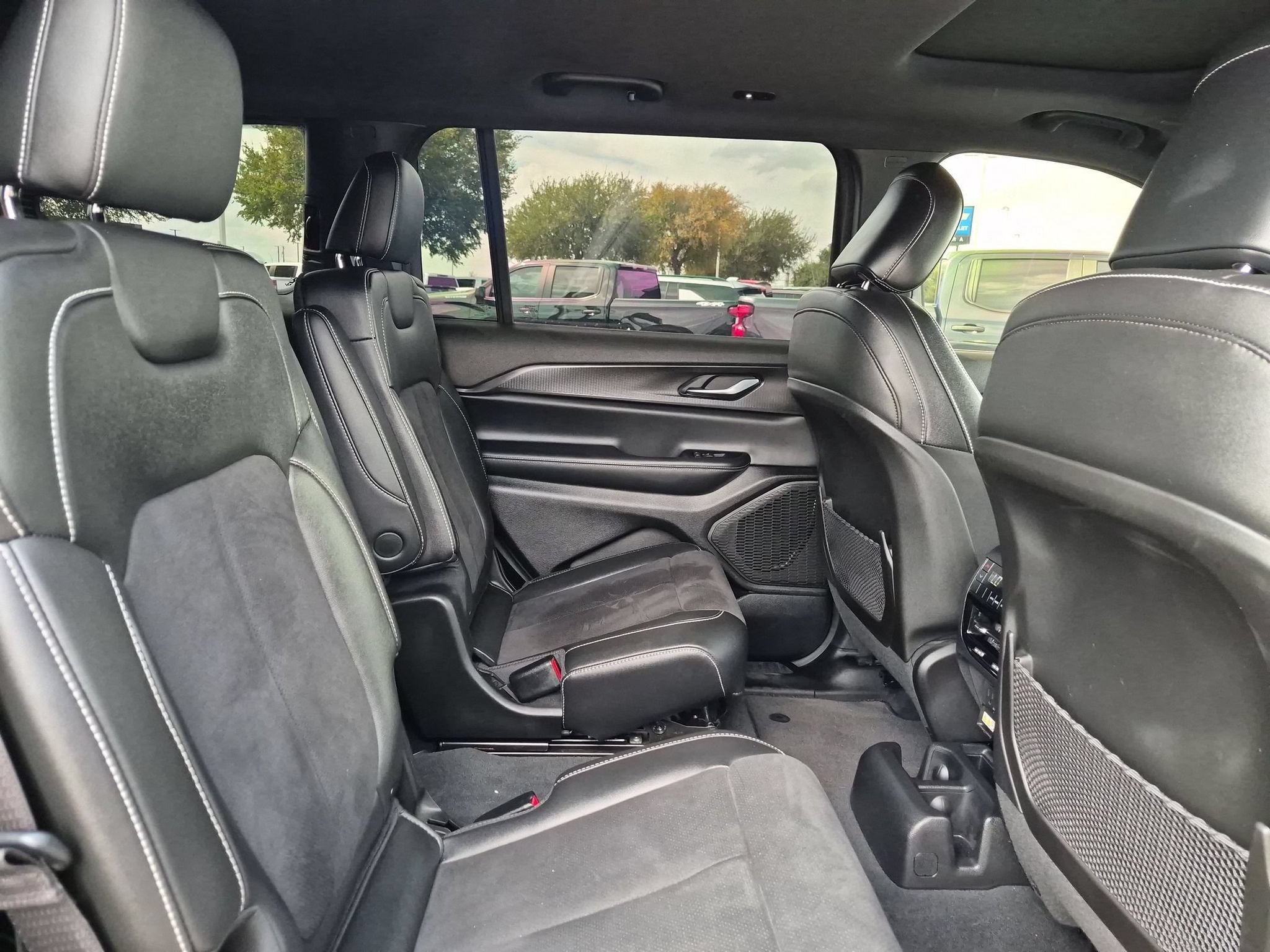 Used 2024 Jeep Grand Cherokee L Altitude RWD image 28