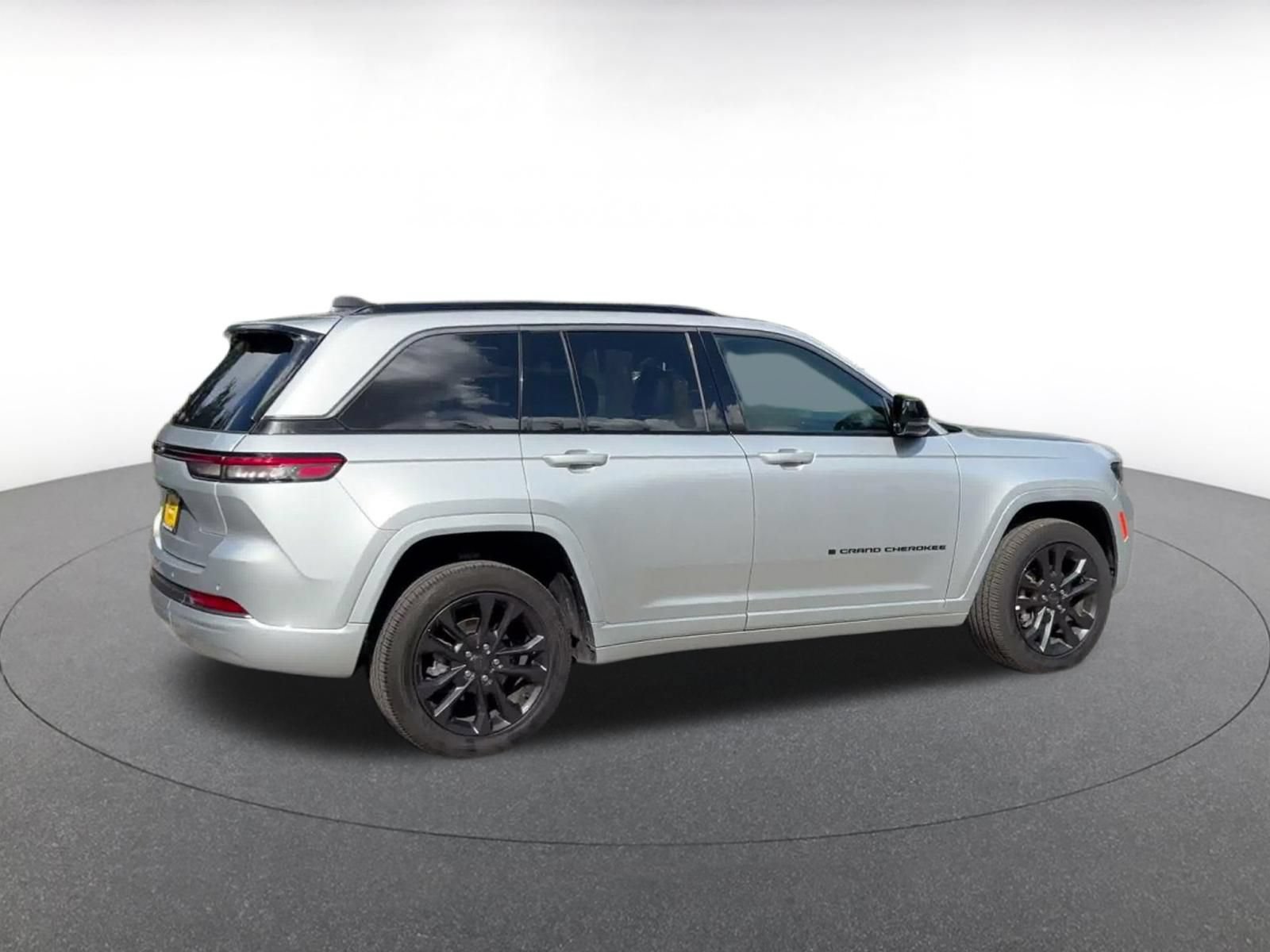 Used 2026 Jeep Grand Cherokee Limited AWD/4WD image 13