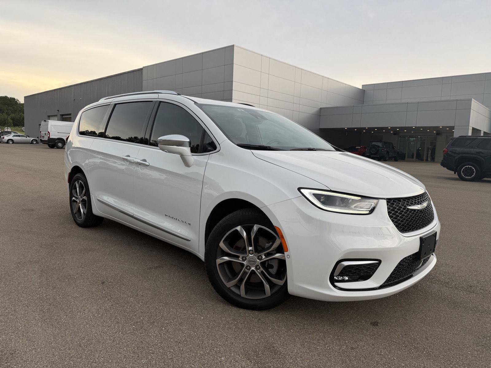 Certified 2024 Chrysler Pacifica Pinnacle AWD/4WD image 3