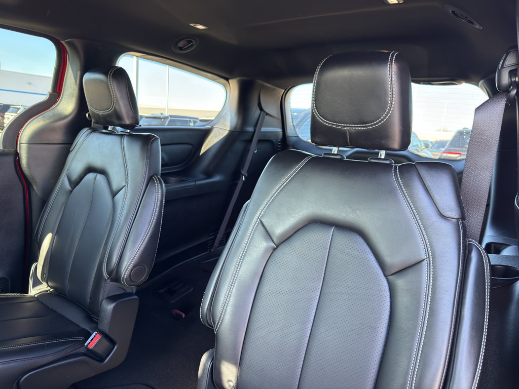 Used 2025 Chrysler Pacifica Select FWD image 32