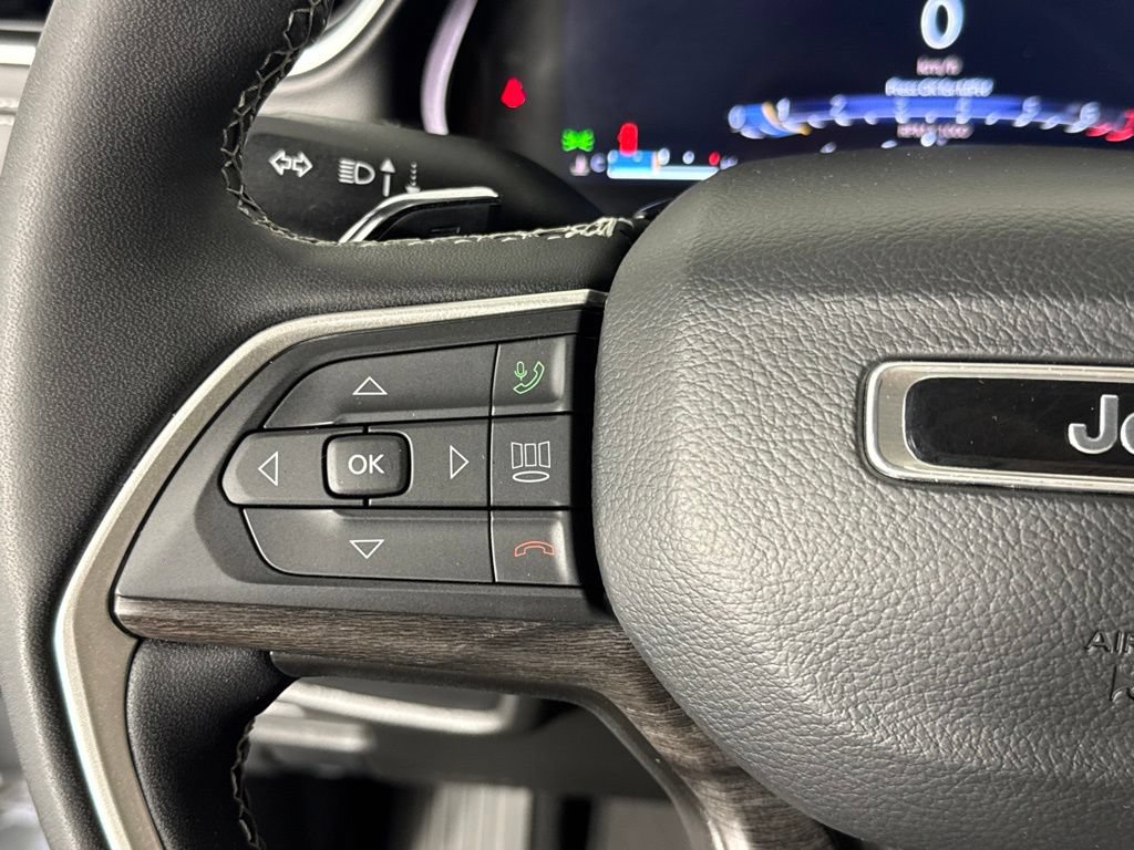 Certified 2023 Jeep Grand Cherokee Limited w/ Black Appearance Package AWD/4WD image 11