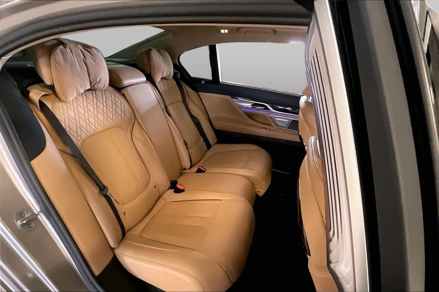 Used 2022 BMW 740i w/ Luxury Rear Seating Package RWD image 17