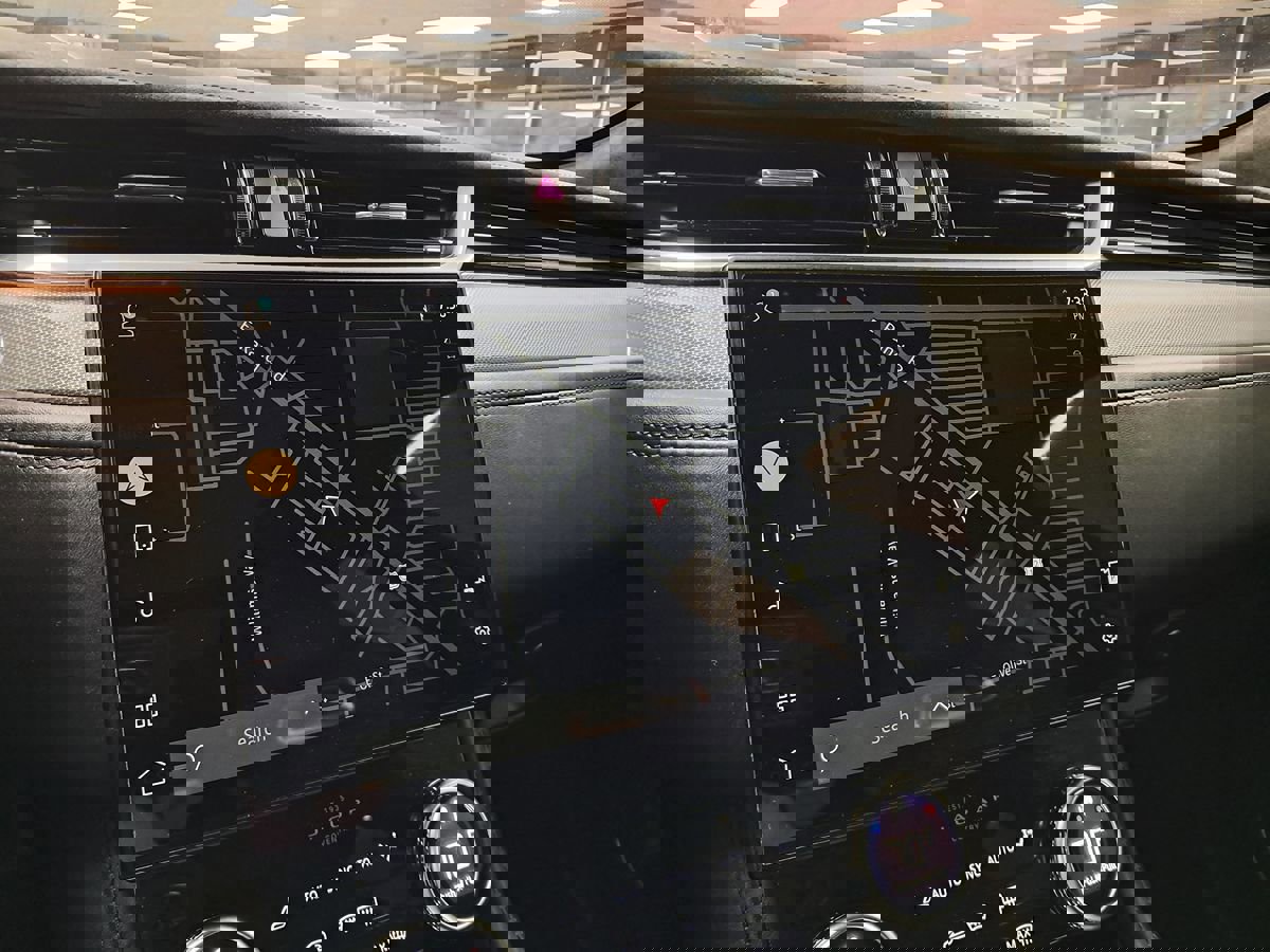 Used 2021 Jaguar F-PACE SVR image 27