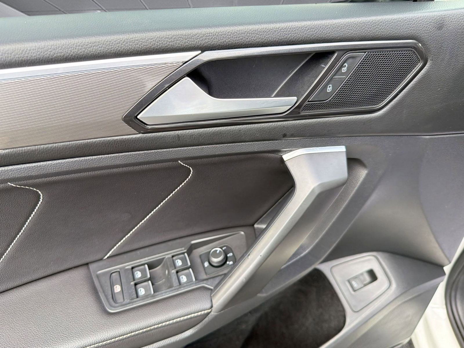 Used 2022 Volkswagen Tiguan SE R-Line image 13