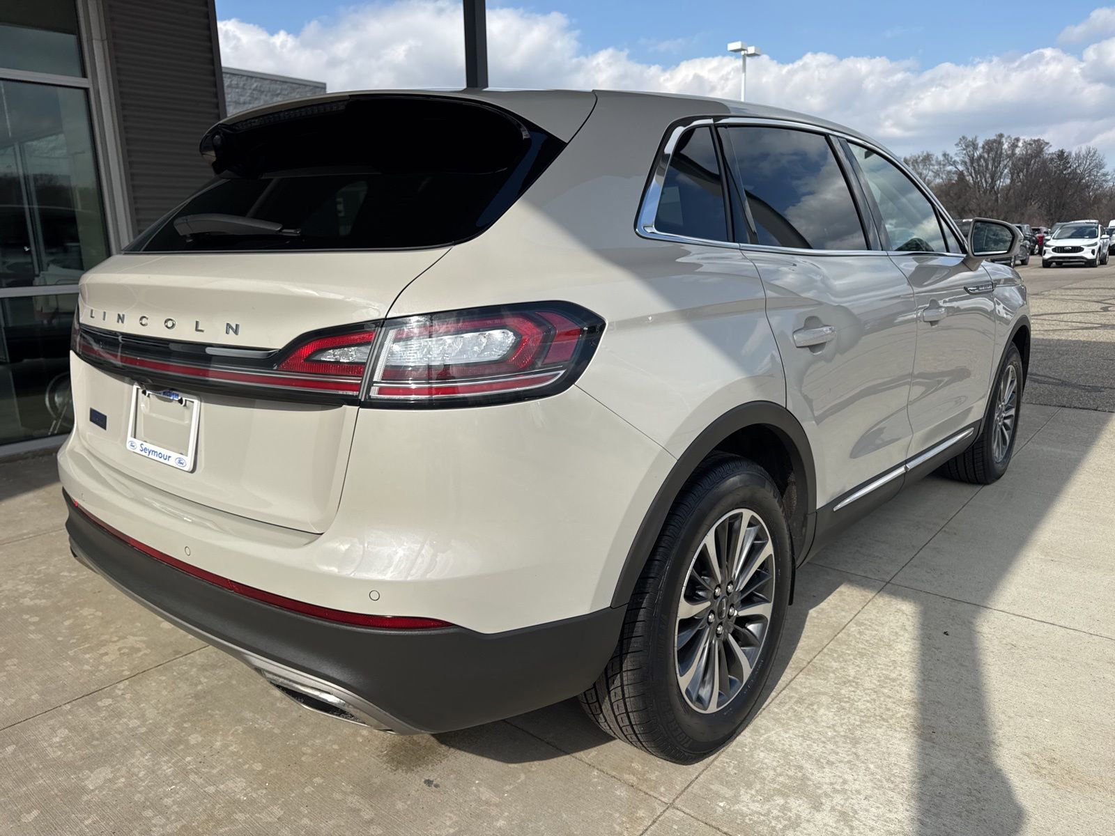 Used 2023 Lincoln Nautilus FWD w/ Premium Package image 7