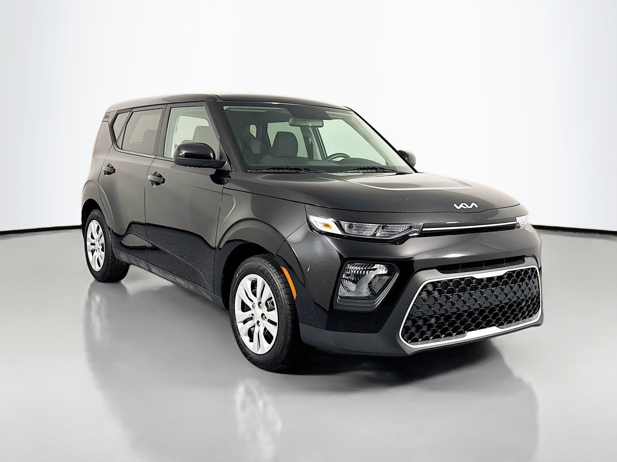 Used 2022 Kia Soul LX image 3