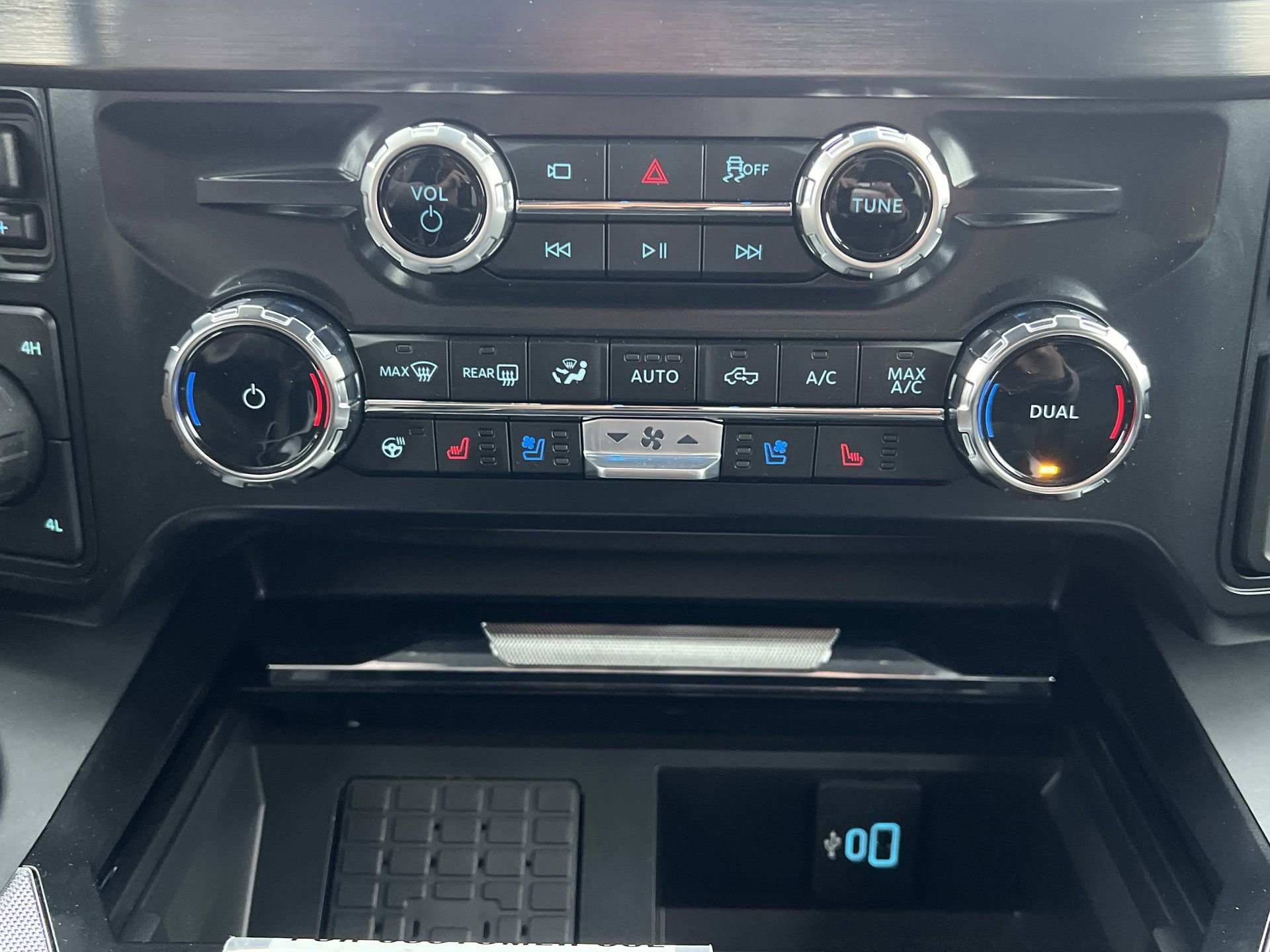 New 2025 Ford F350 Lariat w/ Lariat Ultimate Package image 8