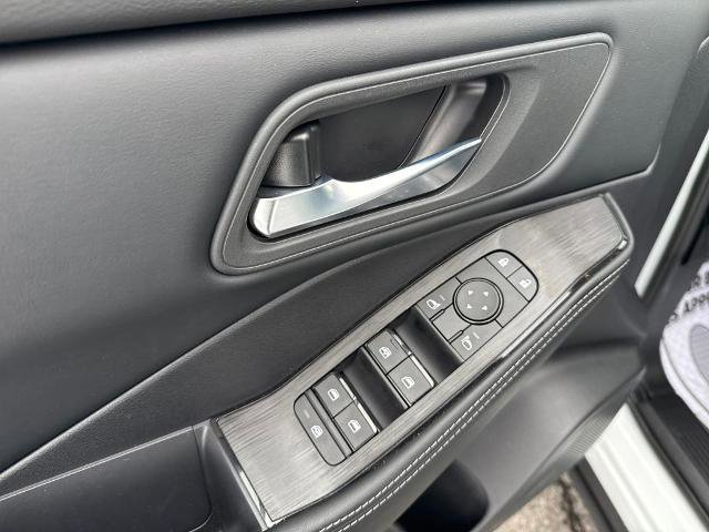 Certified 2025 Nissan Rogue SV image 21