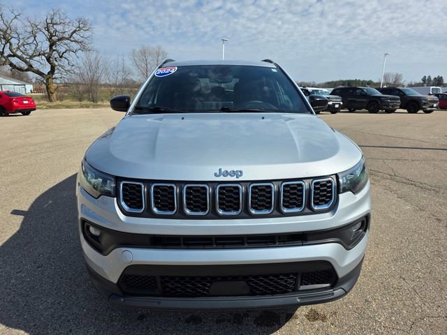 Used 2024 Jeep Compass Latitude image 3