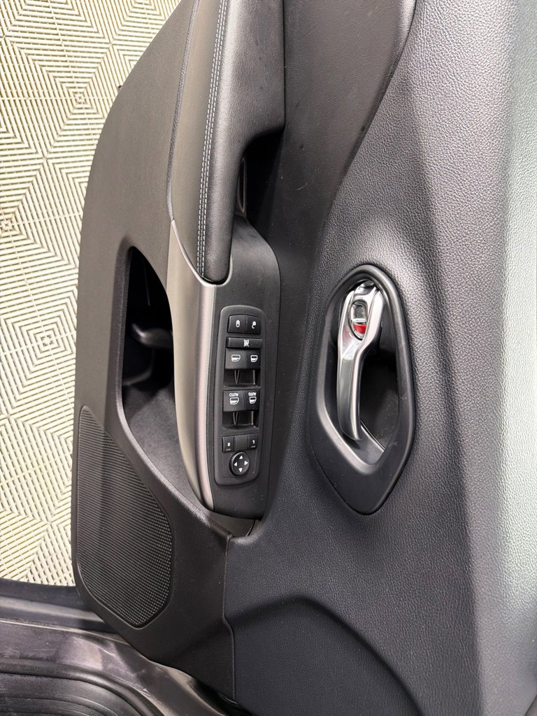 Used 2019 Jeep Cherokee Latitude Plus w/ Comfort/Convenience Group image 10