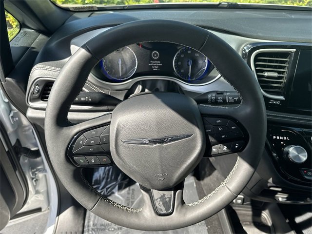 Used 2024 Chrysler Pacifica Touring image 11