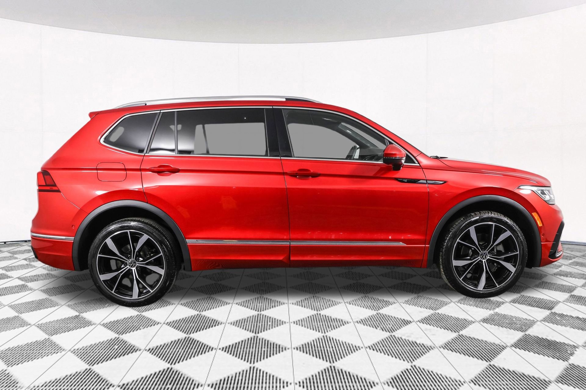 Used 2024 Volkswagen Tiguan SEL R-Line image 13