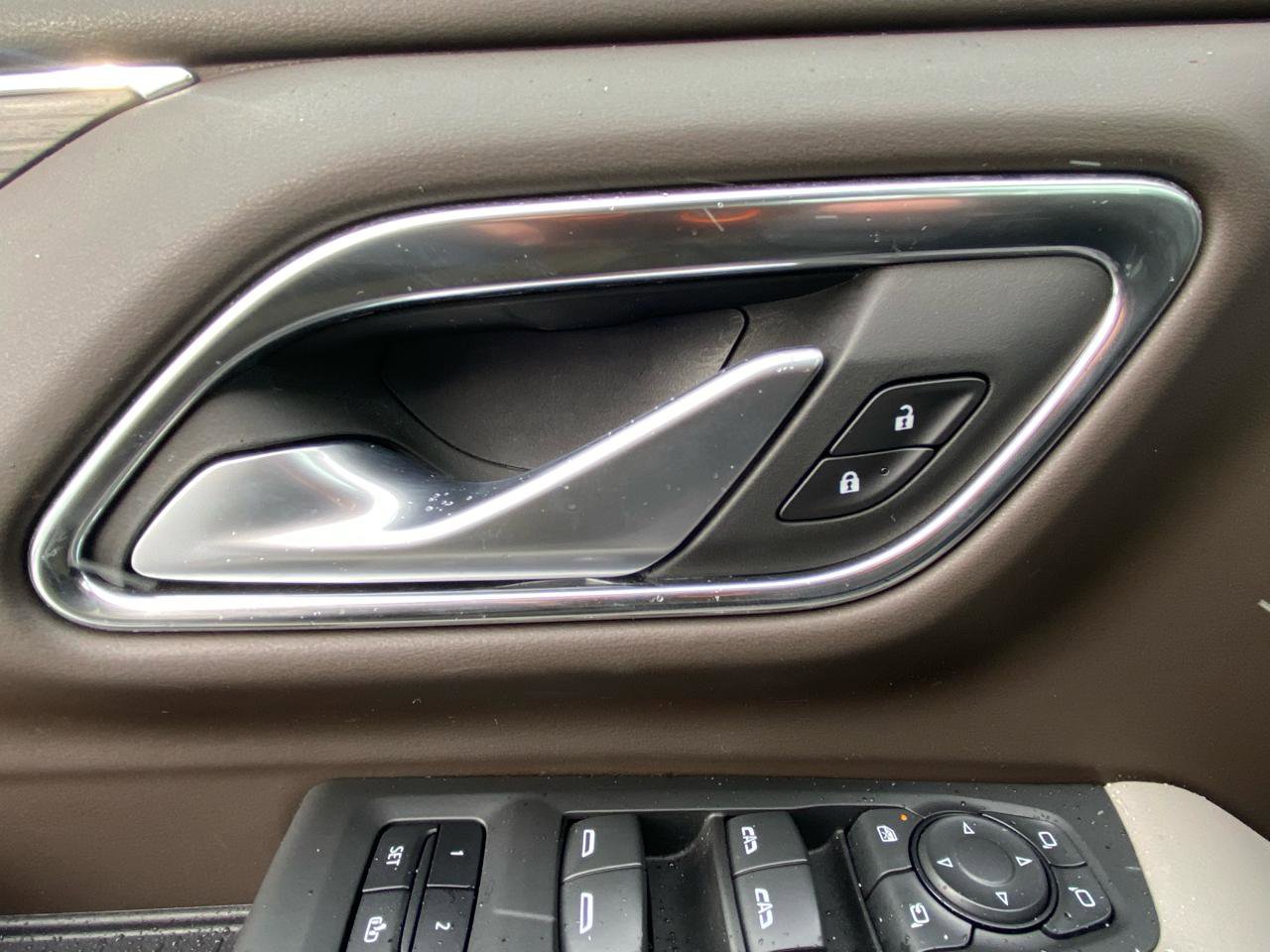 Used 2022 Chevrolet Suburban LT w/ Luxury Package image 23