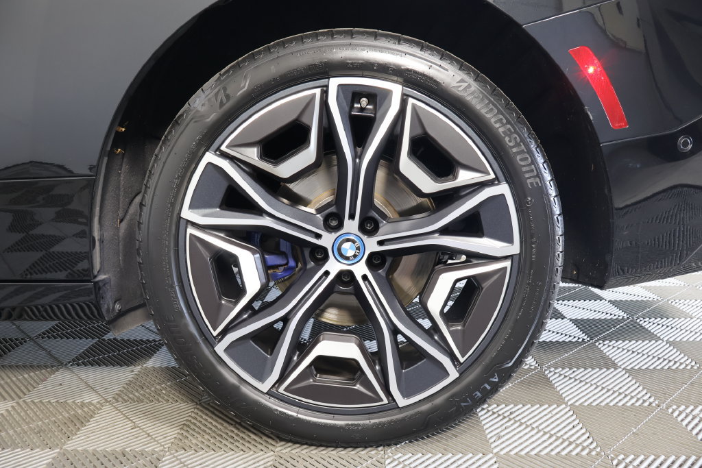 Used 2024 BMW iX xDrive50 w/ Sport Package AWD/4WD image 8