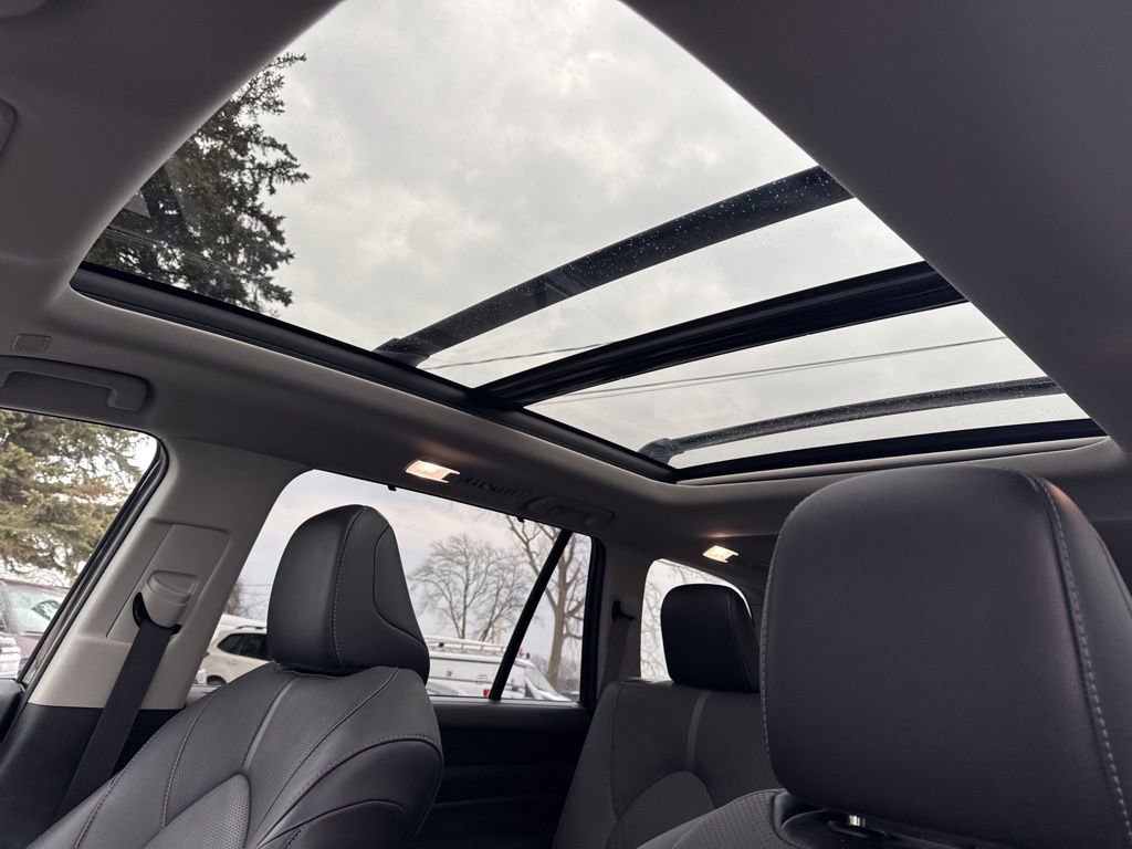 Used 2024 Toyota Grand Highlander Platinum image 2