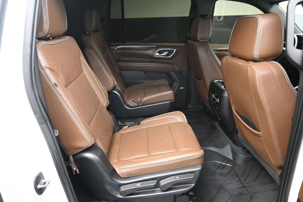 Used 2023 Chevrolet Suburban High Country w/ Premium Package 2 AWD/4WD image 39