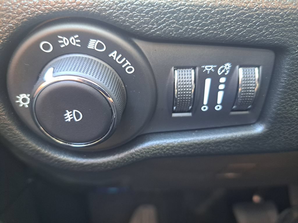 Used 2025 Chrysler Pacifica Limited FWD image 24