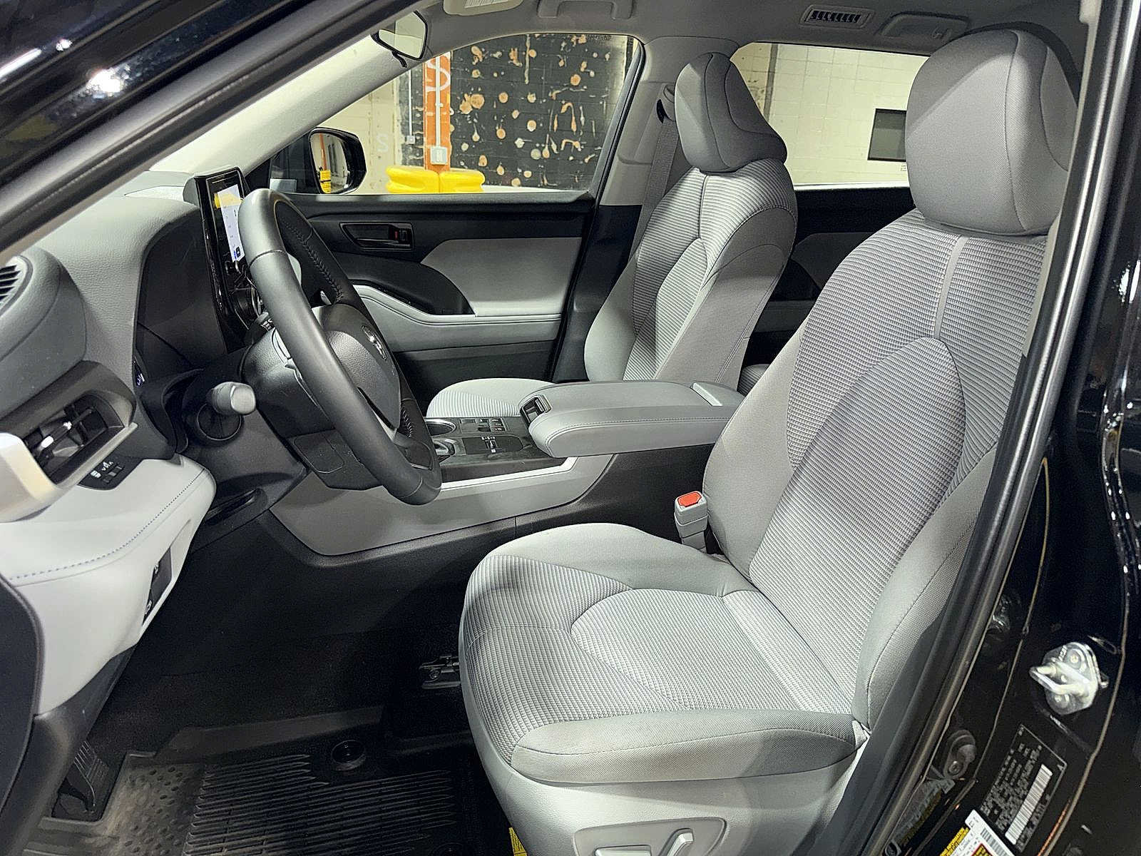 Used 2024 Toyota Highlander LE FWD image 15