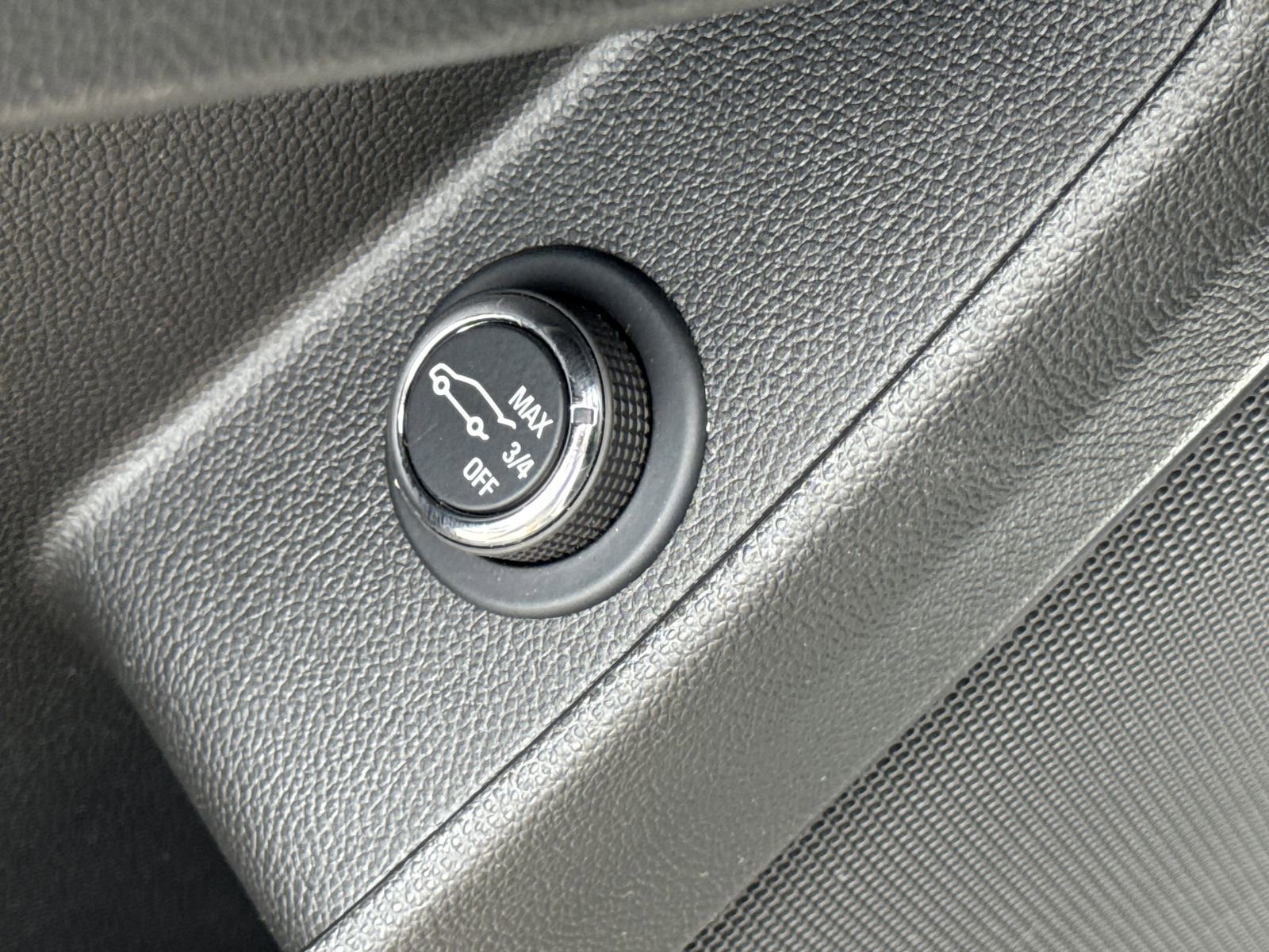 Used 2023 Chevrolet Traverse LT FWD image 17
