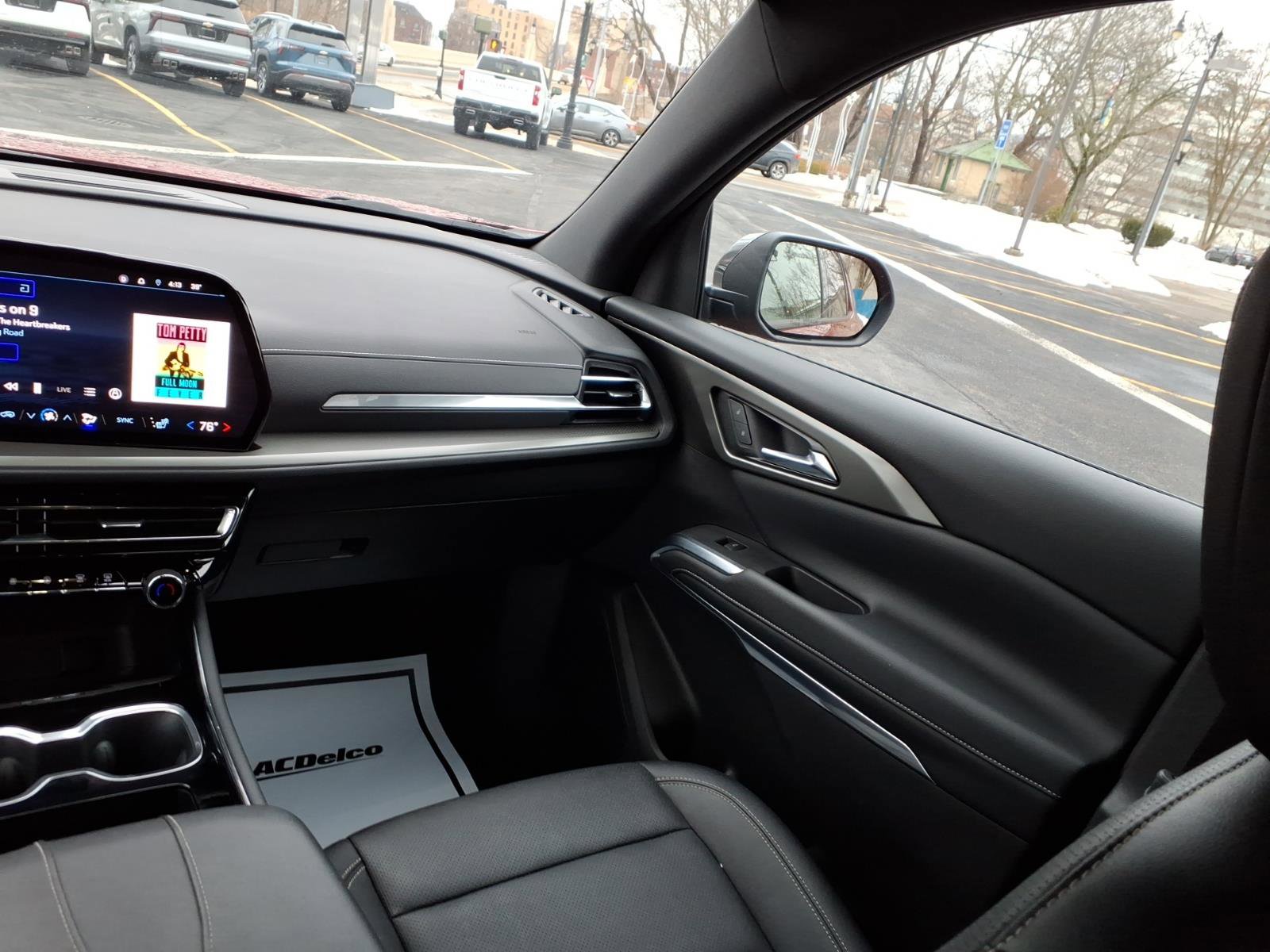 Used 2025 Chevrolet Traverse LT w/ Midnight/Sport Edition image 16