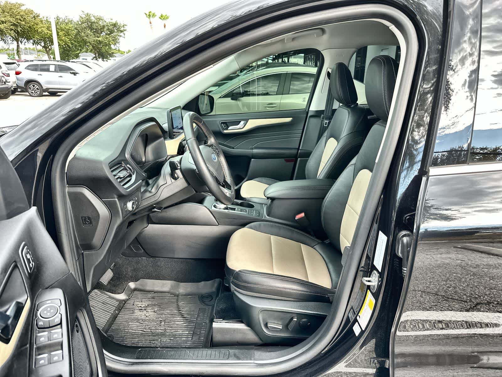 Used 2022 Ford Escape Titanium w/ Titanium Elite Package AWD/4WD image 2