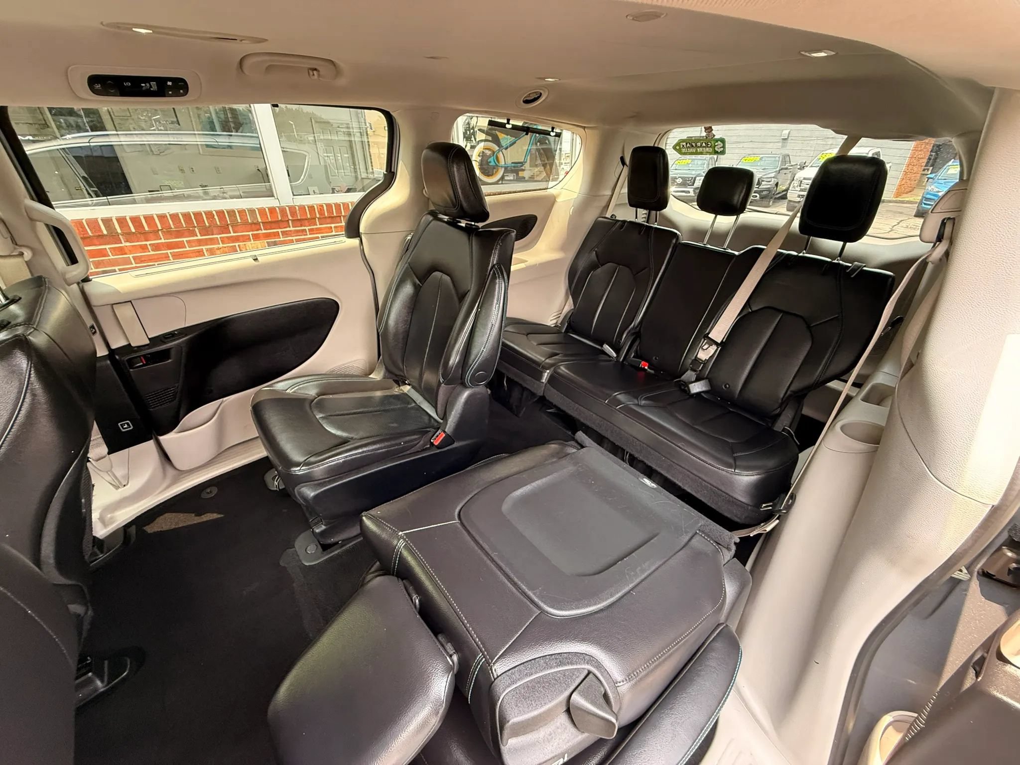 Used 2021 Chrysler Pacifica Touring-L FWD image 12