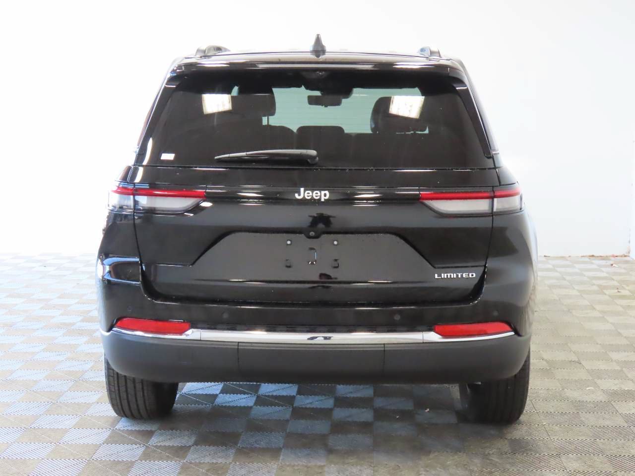 Used 2025 Jeep Grand Cherokee Limited w/ Luxury Tech Group II RWD image 4