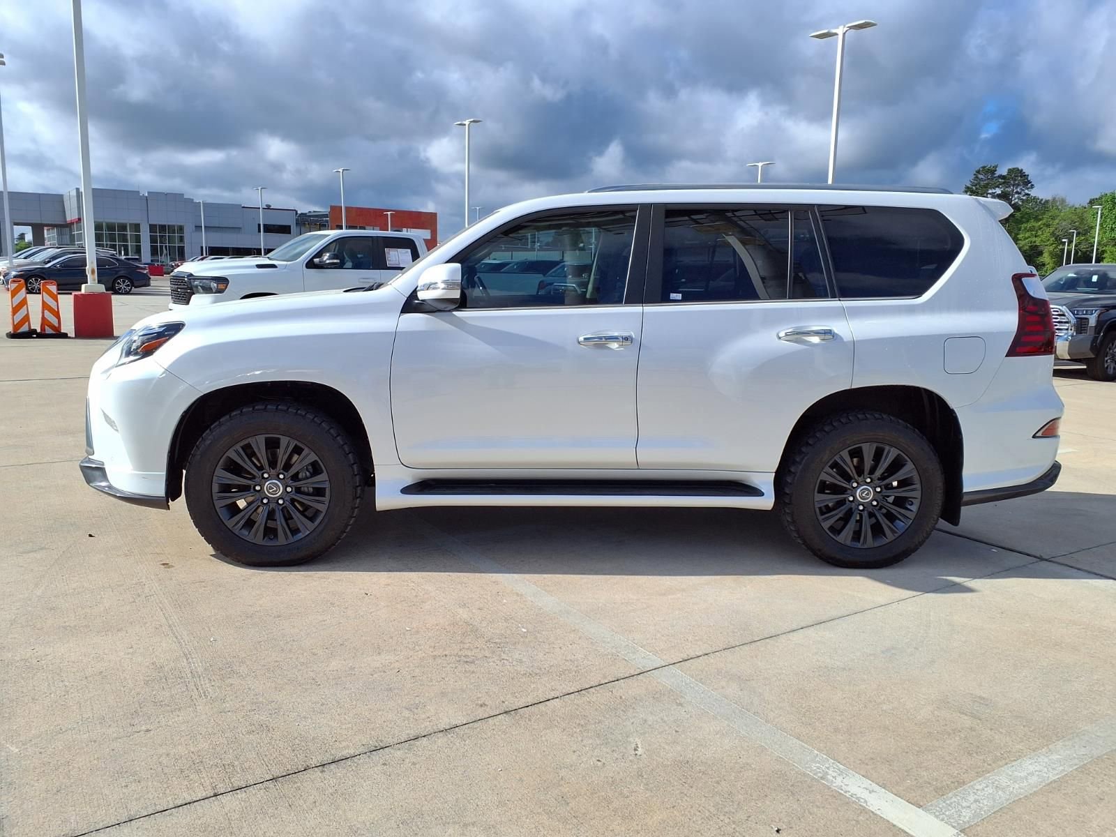 Used 2022 Lexus GX 460 Premium w/ Accessory Package image 9