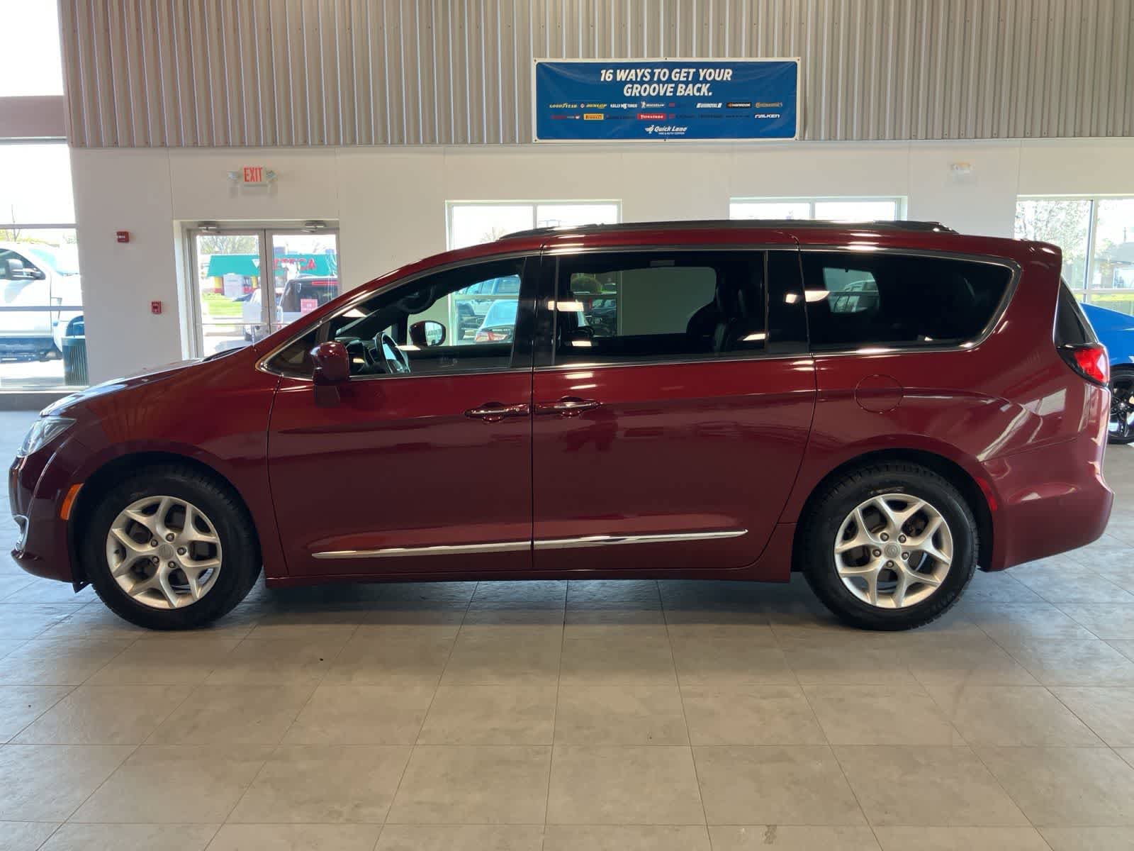 Used 2020 Chrysler Pacifica Touring-L FWD image 8