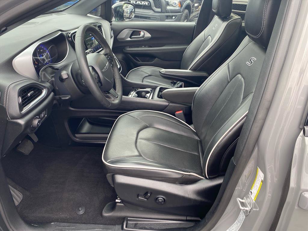 Used 2025 Chrysler Pacifica Limited FWD image 9