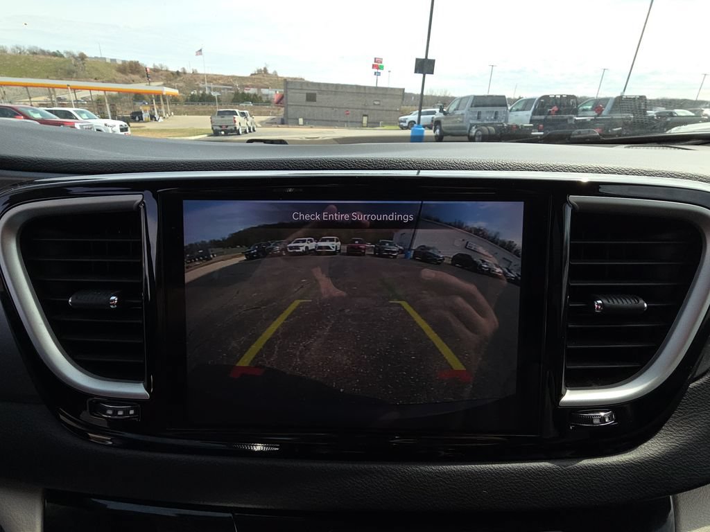 Used 2023 Chrysler Pacifica Touring-L FWD image 22