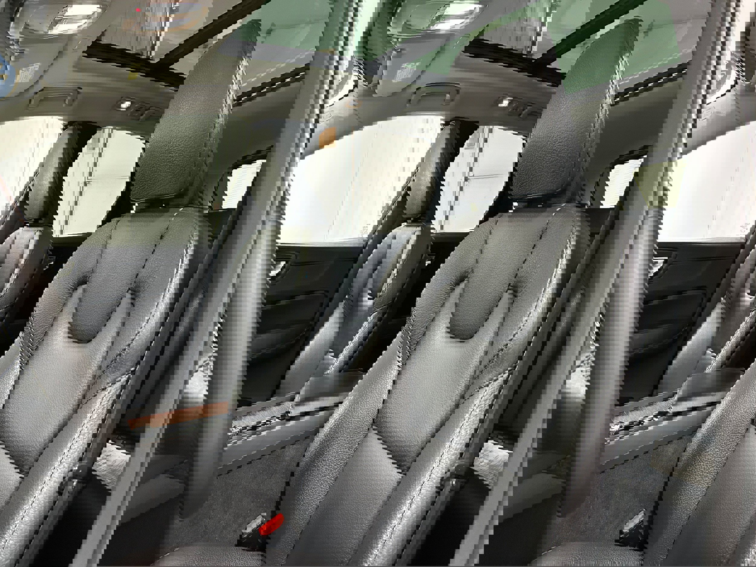 Used 2023 Volvo XC60 B5 Plus image 22