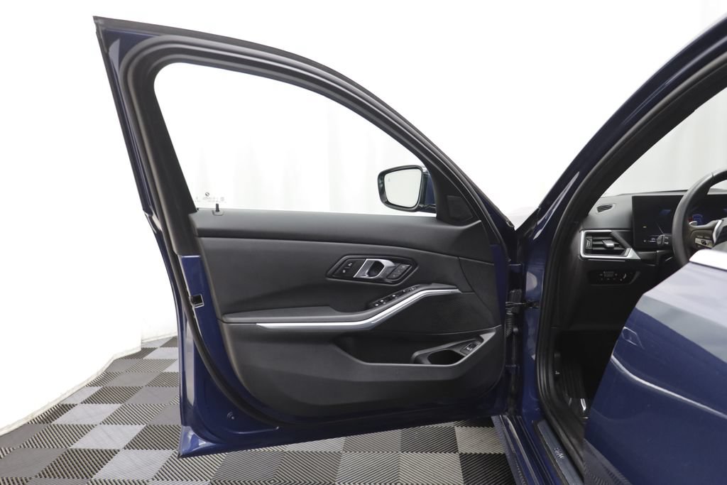 Used 2024 BMW 330i xDrive Sedan AWD/4WD image 4