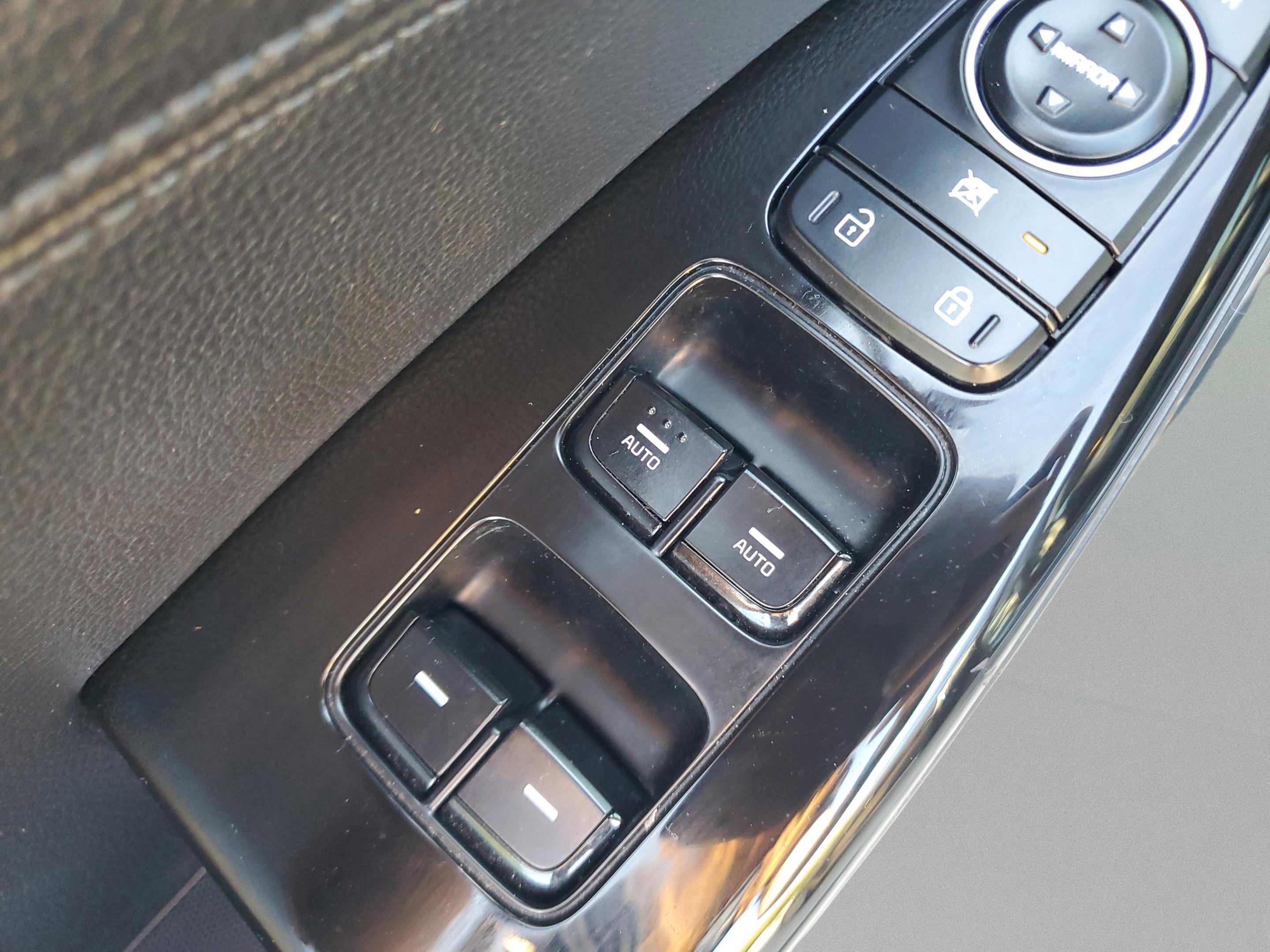 Certified 2018 Kia Cadenza Premium image 18