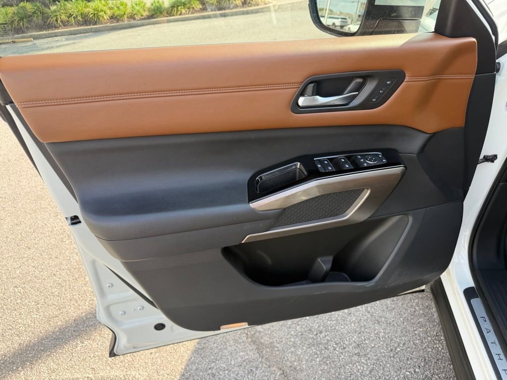 Used 2022 Nissan Pathfinder Platinum w/ Cargo Package FWD image 13